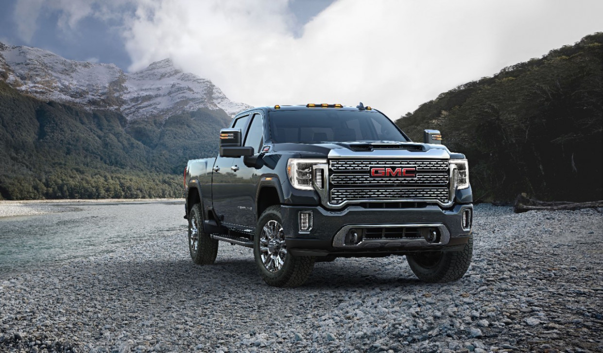 15 GMC Sierra HD Makes Towing Easier, Adds Black Diamond Edition