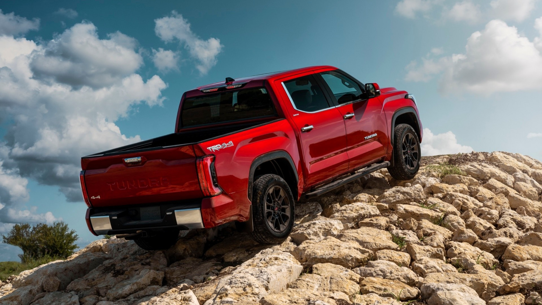 Toyota reveals a hybrid pickup, high mpg clearly not the top priority